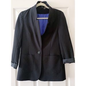 Fitted black blazer. 3/4 sleeve.